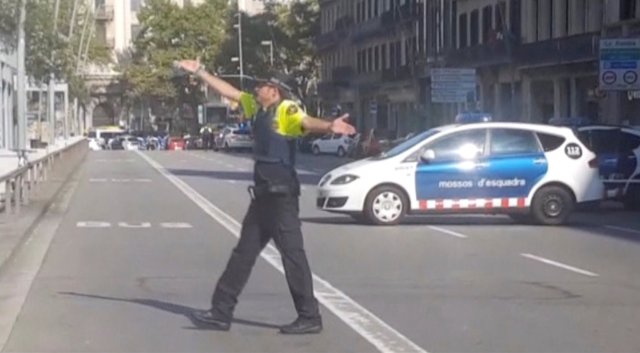 Captura de pantalla de un policía vigilando una calle luego de que una furgoneta atropellara a decenas de personas en el centro de Barcelona, España, ago 17, 2017. REUTERS TV via REUTERS