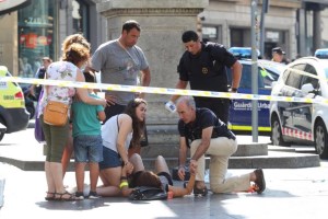 Sospechoso se atrinchera en un bar después del atentado en Barcelona (Video)
