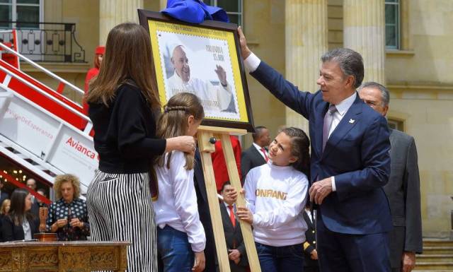 Foto: Colombia pone en circulación 38.000 estampillas por visita del papa / @472Colombia
