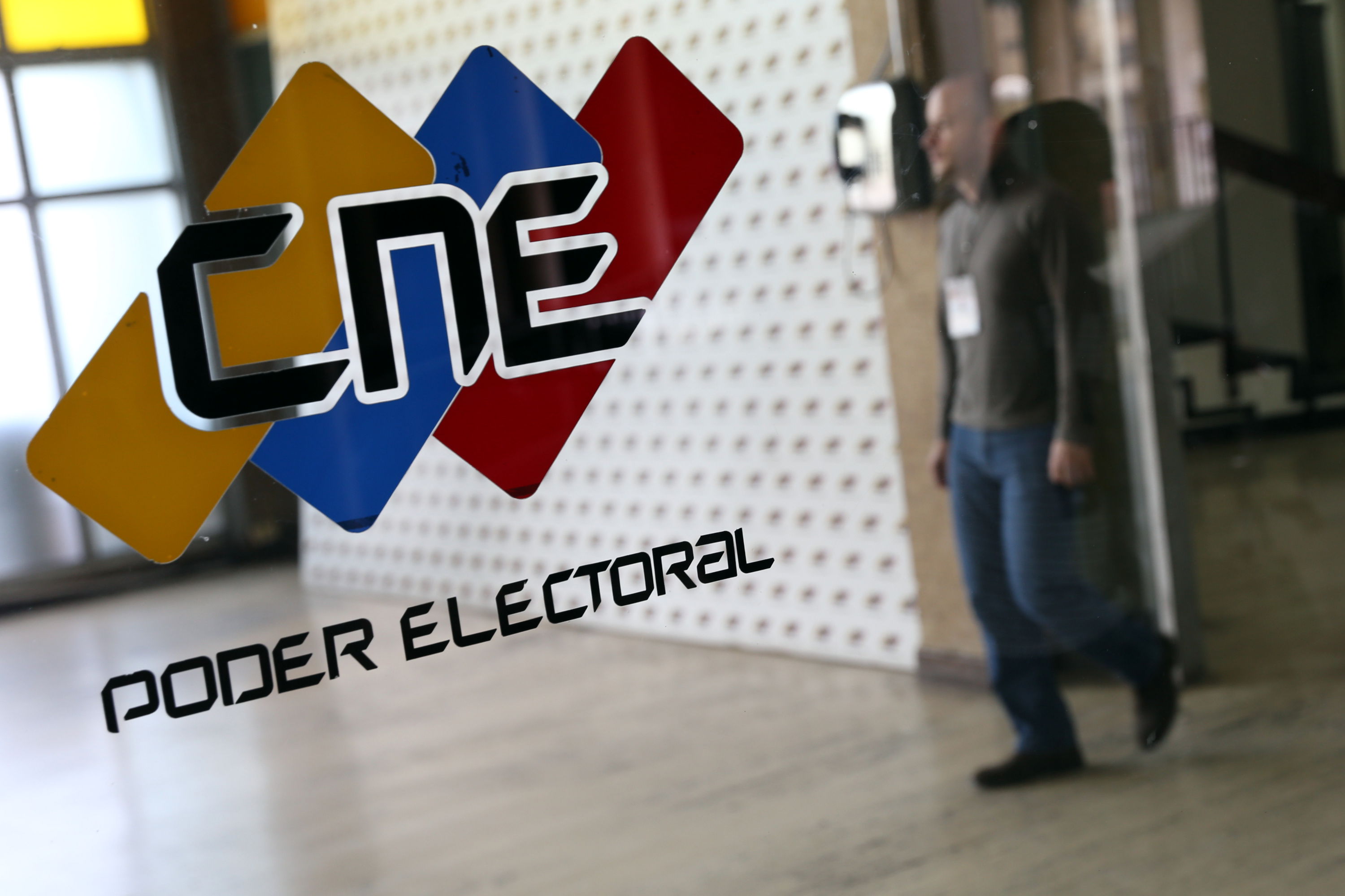 Diputados de la AN acuden al CNE para exigir sustituciones de candidatos en las regionales (Videos)