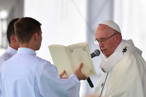 El papa advierte a los religiosos colombianos que no caigan en la corrupción