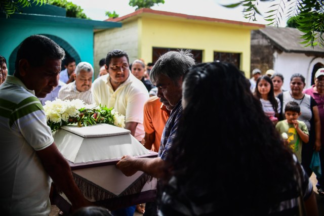 Relatives and friends accompany to the cemetery the remains of a victim of Thursday night's 8.2-magnitude quake, in Juchitan, Oaxaca, Mexico, on September 10, 2017. Rescuers pulled bodies from the rubble and grieving families carried coffins through the streets Saturday after Mexico's biggest earthquake in a century killed 65 people. / AFP PHOTO / RONALDO SCHEMIDT