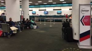 Venezolanos varados en aeropuerto de Miami retornarán a Caracas