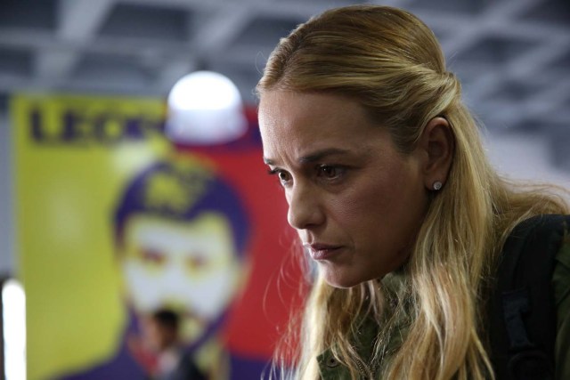 Human rights activist Lilian Tintori, wife of opposition leader Leopoldo Lopez, speaks to journalists after a news conference in Caracas, Venezuela, September 2, 2017. REUTERS/Andres Martinez Casares