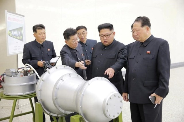 El líder de Corea del Norte, Kim Jong Un, proporciona orientación en un programa de armas nucleares en Pyongyang, el septiembre 3, 2017. REUTERS ATENCIÓN EDITORES ESTA IMAGEN FUE PROVISTA POR UN TERCERO. REUTERS NO PUEDE VERIFICAR INDEPENDIENTEMENTE LA AUTENTICIDAD, CONTENIDO, UBICACIÓN O FECHA DE ESTA IMAGEN. NO SE VENDE PARA CAMPAÑAS DE MARKETING O PUBLICIDAD.