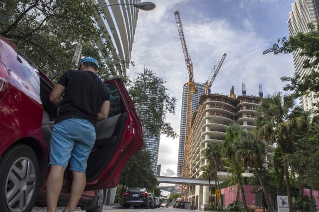 ACOMPAÑA CRÓNICA: HURACANES ATLÁNTICO MIAMI - MIA07. MIAMI (FL, EE.UU.), 09/09/2017.- Fotografía del 7 de septiembre de 2017 de grúas de constricción de edificios en la zona de Brickell, en el centro de la ciudad de Miami, Florida (EE.UU.). La proliferación de grúas para la construcción en Miami, símbolo de la recuperación económica local tras la crisis inmobiliaria de 2008, representan ahora una gran amenaza ante el inminente embate del poderoso huracán Irma a Florida. Las autoridades de Miami, que podría sufrir los primeros vientos huracanados este sábado, advirtieron esta semana que actualmente hay unas 25 grandes grúas de construcción en la ciudad. "Estas grúas están diseñadas para soportar vientos de hasta 145 millas por hora (233 kilómetros por hora), no un huracán de categoría 5", indicaron las autoridades en un comunicado.EFE/Giorgio Viera