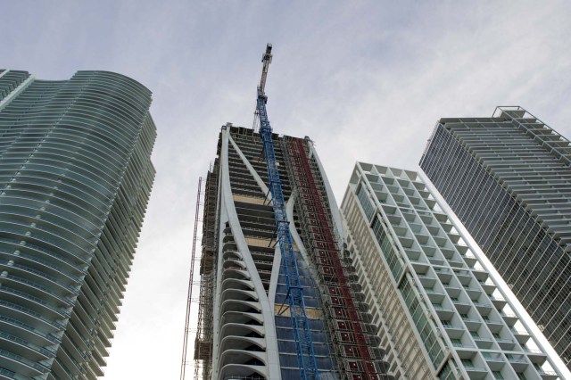 ACOMPAÑA CRÓNICA: HURACANES ATLÁNTICO MIAMI - MIA02. MIAMI (FL, EE.UU.), 09/09/2017.- Fotografía del 7 de septiembre de 2017 de grúas de constricción de edificios en la zona de Brickell, en el centro de la ciudad de Miami, Florida (EE.UU.). La proliferación de grúas para la construcción en Miami, símbolo de la recuperación económica local tras la crisis inmobiliaria de 2008, representan ahora una gran amenaza ante el inminente embate del poderoso huracán Irma a Florida. Las autoridades de Miami, que podría sufrir los primeros vientos huracanados este sábado, advirtieron esta semana que actualmente hay unas 25 grandes grúas de construcción en la ciudad. "Estas grúas están diseñadas para soportar vientos de hasta 145 millas por hora (233 kilómetros por hora), no un huracán de categoría 5", indicaron las autoridades en un comunicado.EFE/Giorgio Viera