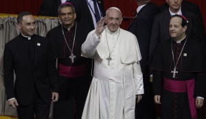 El papa Francisco denuncia a los “sicarios de la droga” en Medellín