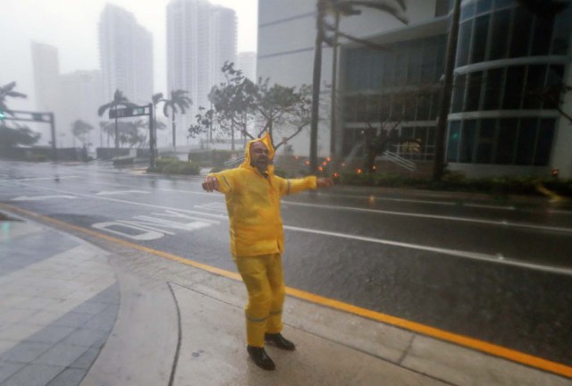 ELX01. Miami (United States), 10/09/2017.- A man braves the elemenst as the full effects of Hurricane Irma strike in Miami, Florida, USA, 10 September 2017. Many areas are under mandatory evacuation orders as Irma approaches Florida. The National Hurricane Center has rated Irma as a Category 4 storm as the eye crosses the lower Florida Keys. (Estados Unidos) EFE/EPA/ERIK S. LESSER