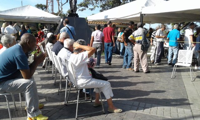 Foto: Mirandinos votaron en la plaza Bolívar de Carrizal / Daniel Murolo?