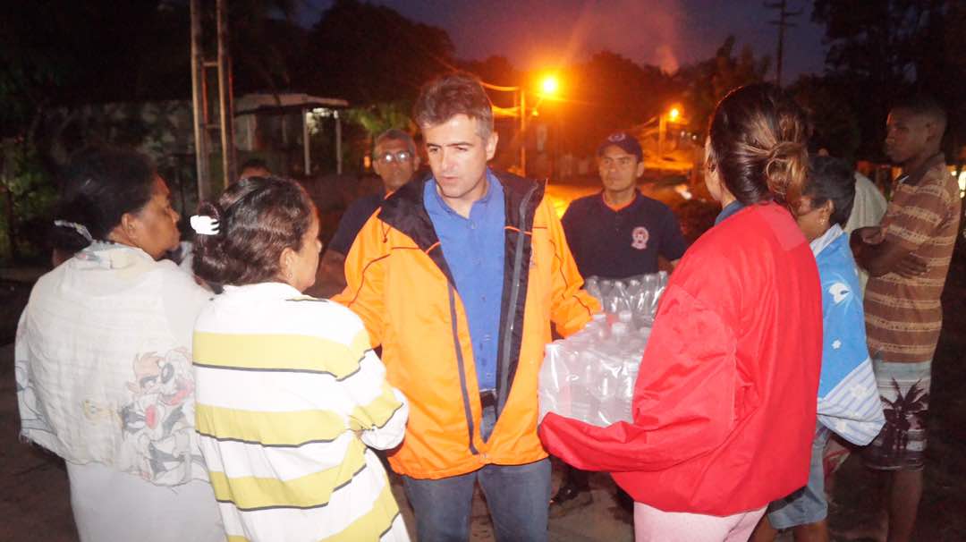 Alejandro Feo La Cruz atendió a familias afectadas por inundaciones en Puerto Cabello