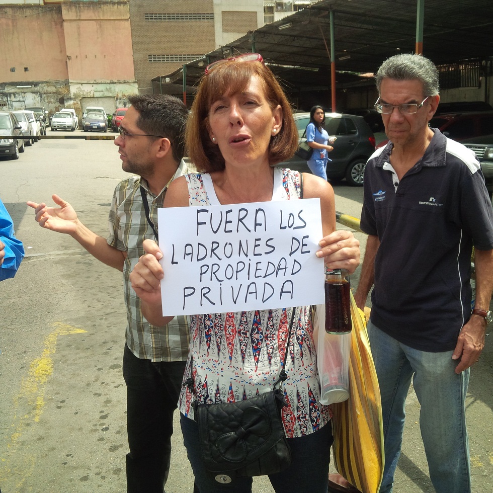 Alertan que colectivos amenazan a vecinos con invadir apartamentos y comercios en Caracas