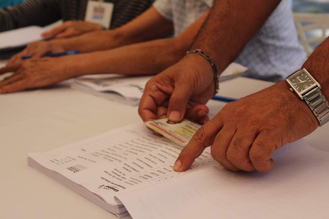 Oposición comienza el recuento de votos en sus elecciones primarias