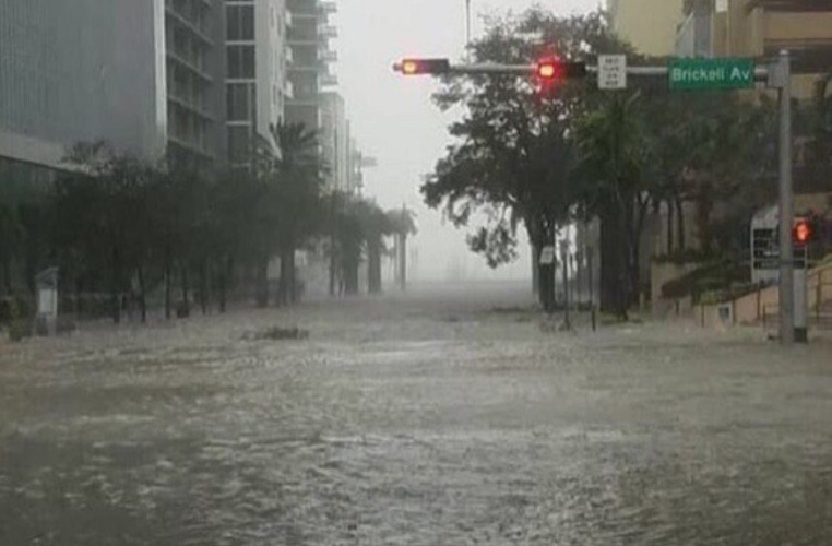 Brickell, corazón financiero de Miami, transformado en un río tras paso de Irma (Videos)