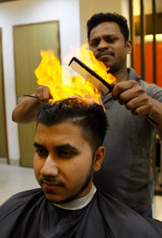 Triple WTF… Un peluquero que corta el cabello a punta de FUEGO (+foto)
