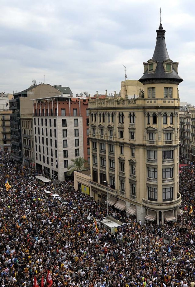 Protesters gather during a demonstration at the Placa de la Universitat square during a general strike in Catalonia called by Catalan unions in Barcelona, on October 3, 2017. Large numbers of Catalans are expected to observe a general strike today to condemn police violence at a banned weekend referendum on independence, as Madrid comes under growing international pressure to resolve its worst political crisis in decades. / AFP PHOTO / LLUIS GENE