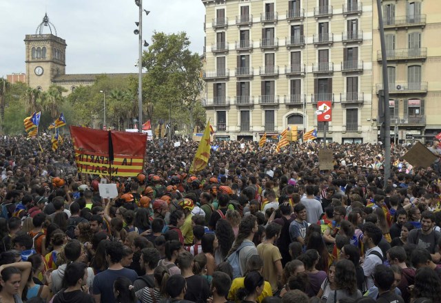 Protesters gather at the Placa de la Universitat square during a general strike in Catalonia called by Catalan unions in Barcelona, on October 3, 2017. Large numbers of Catalans are expected to observe a general strike today to condemn police violence at a banned weekend referendum on independence, as Madrid comes under growing international pressure to resolve its worst political crisis in decades. / AFP PHOTO / LLUIS GENE