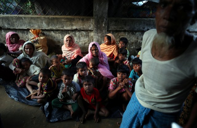 Refugiados Rohingya se refugian en una escuela en el campo de refugiados de Kutupalong cerca de Cox's Bazar, Bangladesh 28 de octubre de 2017. REUTERS / Hannah McKay