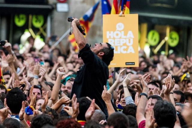 Independentistas concentrados esta tarde en la Plaza Sant Jaume de Barcelona, ante el Palau de la Generalitat, sede del gobierno catalán, festejan que el Parlament ha declarado de forma unilateral la independencia de Cataluña. EFE/Quique García