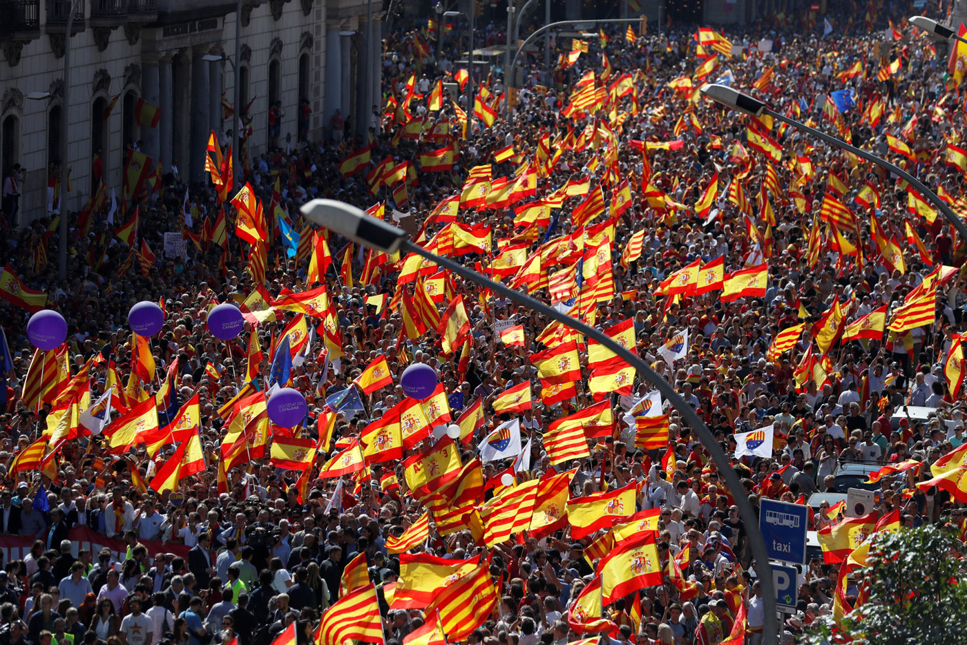 ¡Impresionante! Decenas de miles de personas claman en Barcelona contra la independencia de Cataluña (Video)