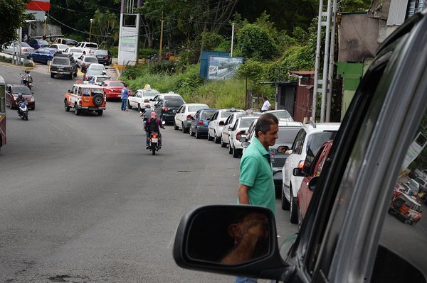 Remolcarán carros que hagan colas en las noches en Táchira