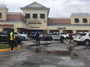 Policía en Florida investiga reportes de un tiroteo en un supermercado