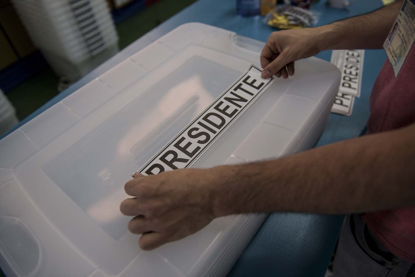Chilenos en el exterior, los primeros en votar para elegir presidente