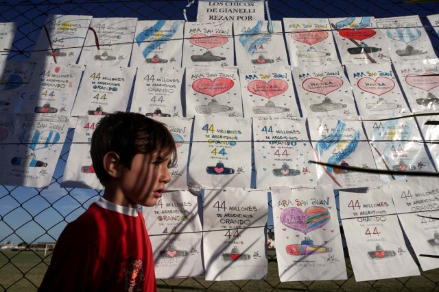 View of supportive messages for the 44 crew members of Argentine missing submarine hanging outside Argentina's Navy base in Mar del Plata, on the Atlantic coast south of Buenos Aires, on November 22, 2017. The clock ticked down on hopes of finding alive the 44 crew members of an Argentine submarine missing for a week despite a massive search of surface and seabed, amid fears their oxygen had run out. Argentina's navy said Wednesday it is investigating a noise detected in the South Atlantic hours after it last communicated with the San Juan on November 15, 30 miles (48 kilometers) north of its last known position. / AFP PHOTO / EITAN ABRAMOVICH