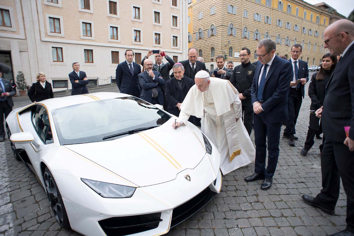 El Lamborghini que le regalaron al papa Francisco (fotos)