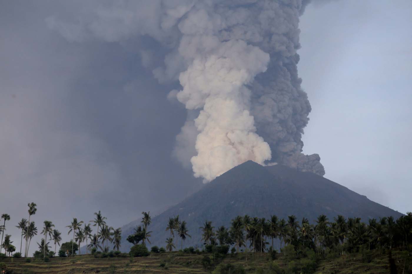 El volcán Agung de la isla de Bali arroja cenizas durante erupción