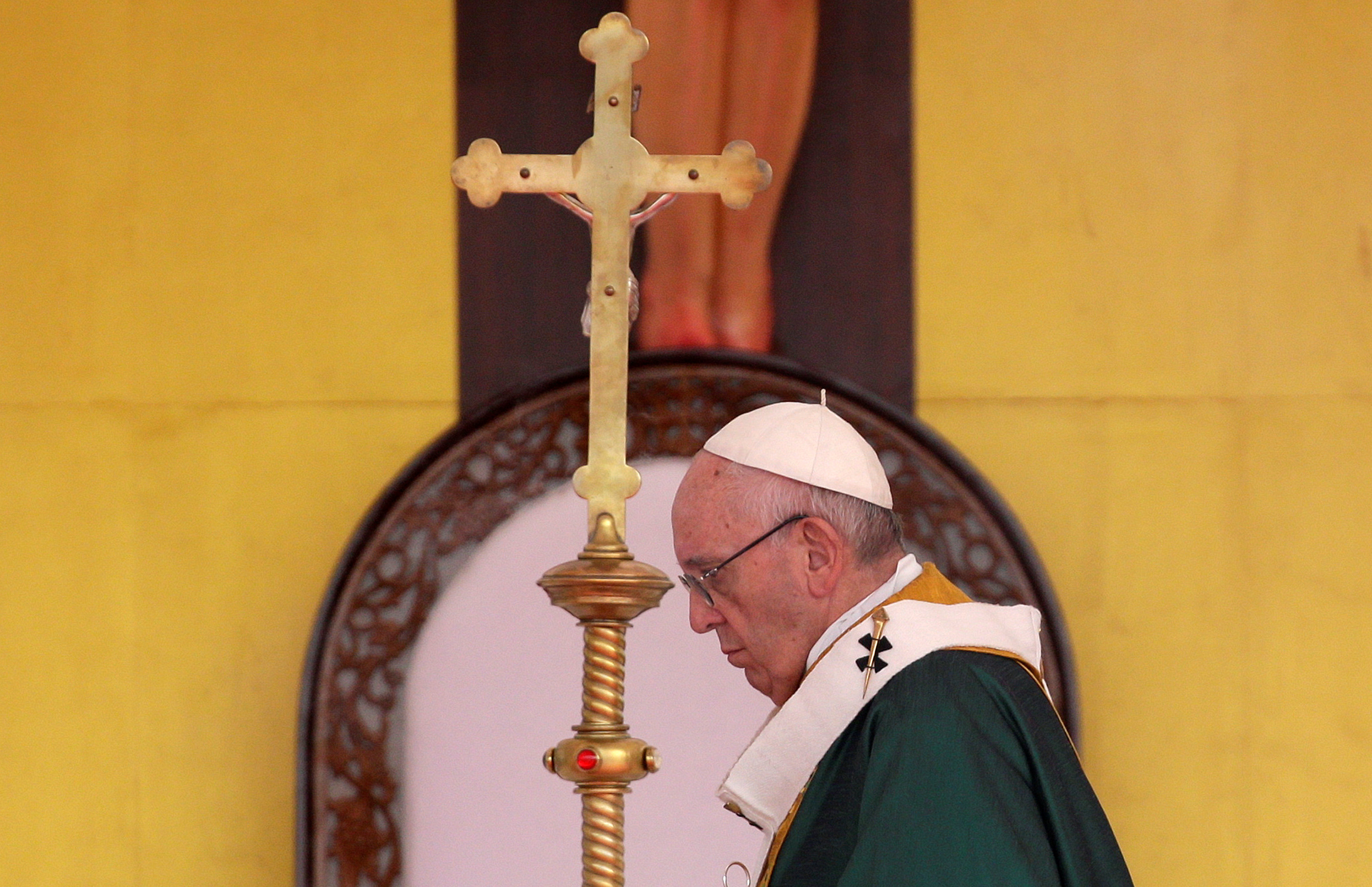 El Papa oficia una multitudinaria misa para los católicos en Birmania