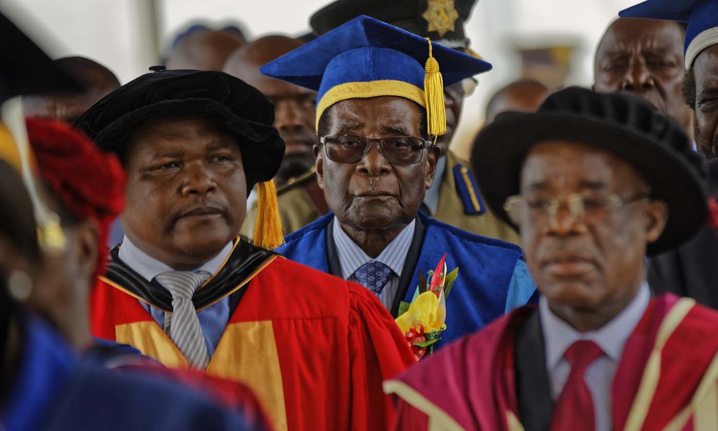 Mugabe hace su primera aparición pública desde el golpe militar (fotos)