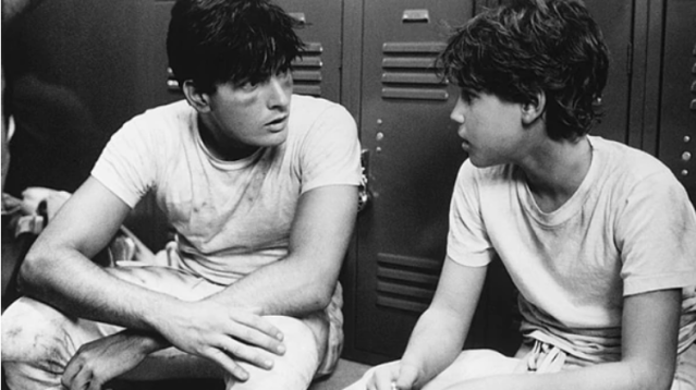 Charlie Sheen con Corey Haim en una escena de la película “Lucas”, en 1986