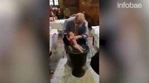 Sacerdote rumano bautiza salvajemente a un bebé y es suspendido (Video)