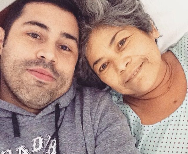 Zaida Medina junto a su hijo Jorge Márquez, en su primera hospitalización en Buenos Aires a causa de la enfermedad. Ya había perdido peso, su piel y ojos estaban amarillentos por el aumento de la bilirrubina. JORGE MÁRQUEZ