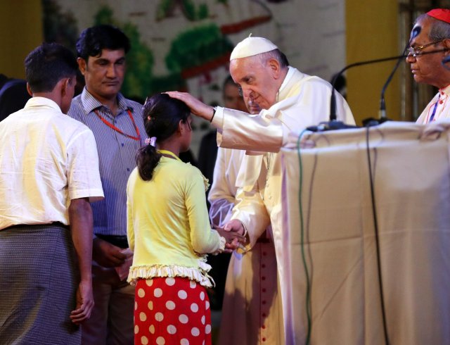 Pope Francis meets a group of Rohingya refugees during an inter-religious conference at St Mary’s Cathedral in Dhaka, Bangladesh December 1, 2017. REUTERS/Mohammad Ponir Hossain
