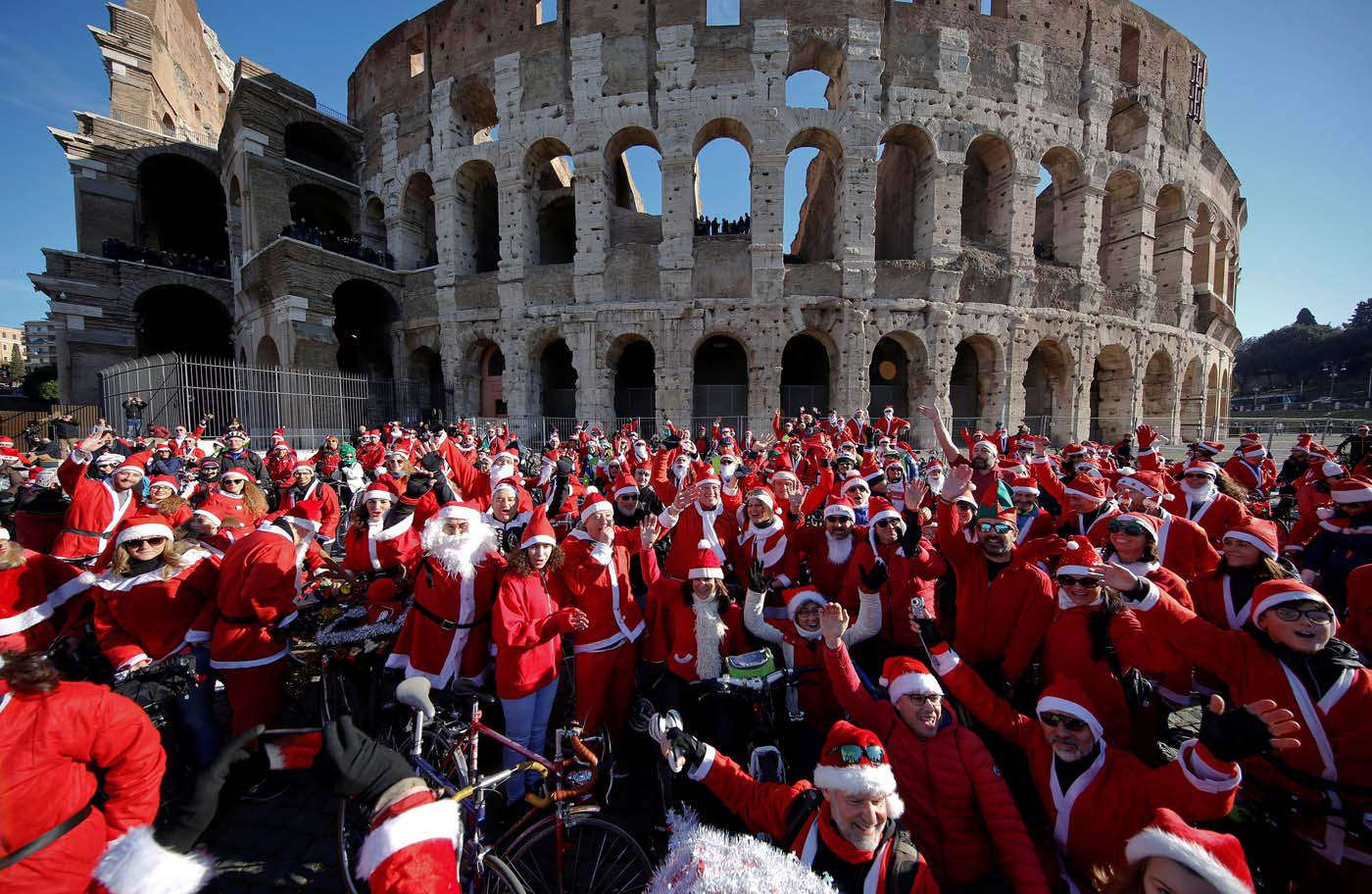 Cientos de Santas llegaron en bicicleta al Coliseo de Roma (fotos)
