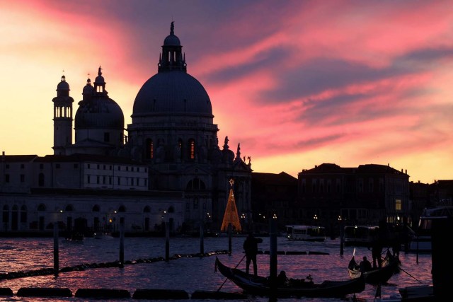 Santa Maria della Salute basilica (Basilica of Our Lady of Health) is seen during a sunset in Venice, Italy December 16, 2017. Picture taken December 16, 2017. REUTERS/Manuel Silvestri
