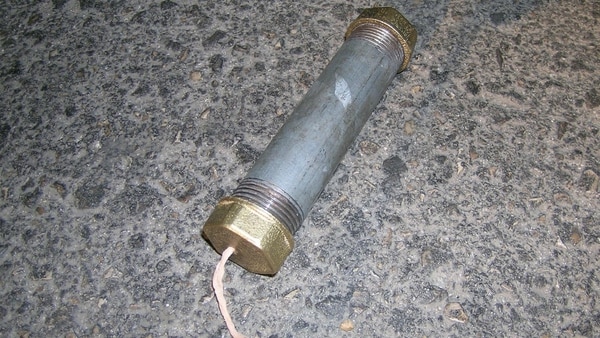 Las bombas de tubo se utilizan en todo el mundo por su bajo costo y fácil construcción. En la foto un ejemplar capturado en manos de un joven palestino (FDI)