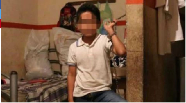 El niño de 10 años fue encontrado encadenado en su casa. Foto Infobae 