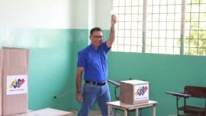 Juan Carlos Fernández: Es preferible hacer país que hacer maletas, salgan a votar