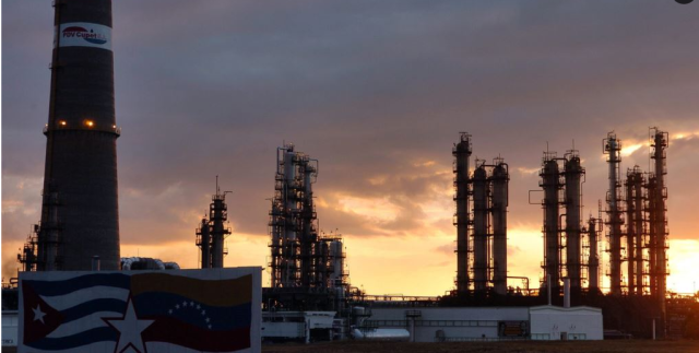 Imagen de archivo de la refinería cubana de petróleo Camilo Cienfuegos. EFE