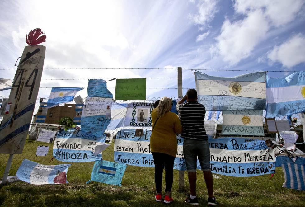 Familiares de submarinistas argentinos desaparecidos se apoyan en una vidente