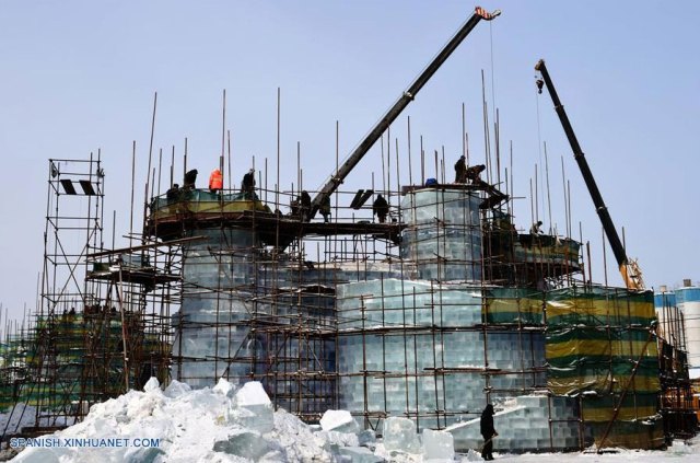 ARBIN, diciembre 11, 2017 (Xinhua) -- Personas trabajan en el Parque del Mundo de Hielo y Nieve en Harbin, capital de la provincia de Heilongjiang, en el noreste de China, el 11 de diciembre de 2017. Más de 2,000 escenarias serán creados con 180 mil metros cúbicos de hielo y 150 mil metros cúbicos de nieve en el 19 Mundo de Hielo y Nieve que se abrirá al público a fines de diciembre. (Xinhua/Wang Jianwei)     1 2 3 4 5   