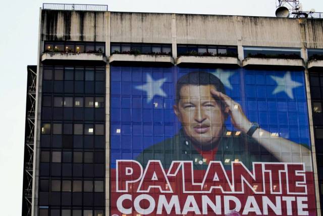 Fachada de la sede en Caracas de PDVSA en febrero de 2012 con una imagen del expresidente del Gobierno de Venezuela Hugo Chávez. / REUTERS / JORGE SILVA