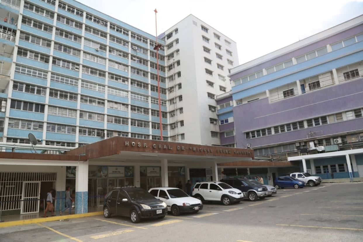Militarizados los alrededores del hospital Pérez Carreño  (Foto y video)