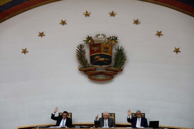 Lawmakers of the Venezuelan coalition of opposition parties (MUD) Julio Cesar Reyes, first vice president, Omar Barboza, president of the National Assembly and Alfonso Marquina, second vice president, vote during a session of the National Assembly, in Caracas, Venezuela, January 9, 2018. REUTERS/Marco Bello