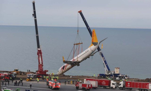 A Pegasus Airlines Boeing 737-800 aircraft, which was skidded off the runway on Saturday, January 13, 2018, is lifted by a crane at Trabzon airport by the Black Sea in Trabzon, Turkey January 18, 2018. Dogan News Agency via REUTERS ATTENTION EDITORS - THIS PICTURE WAS PROVIDED BY A THIRD PARTY. NO RESALES. NO ARCHIVE. TURKEY OUT. NO COMMERCIAL OR EDITORIAL SALES IN TURKEY.