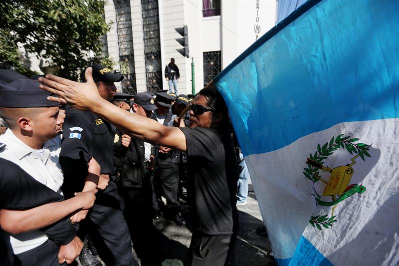 Protesta para pedir renuncia del presidente de Guatemala deja un muerto