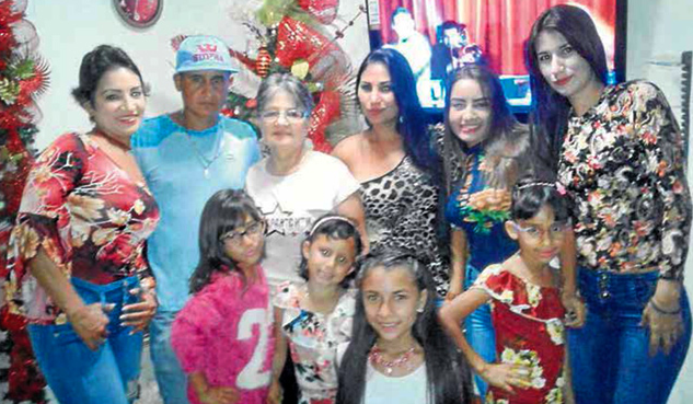 Lisbeth Andreina Ramírez en compañía de sus familiares, aparece de última a la derecha (Foto: La Opinión)